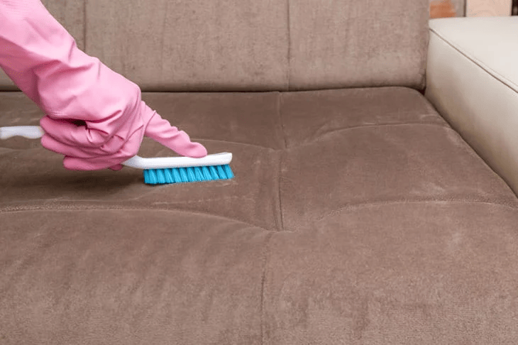 Como limpar um sofá: truques espertos para a limpeza ideal do seu estofado