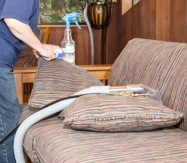 Como limpar um sofá: truques espertos para a limpeza ideal do seu estofado